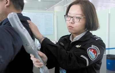 机场安检员 用“火眼金睛”与探测器守护云端安全